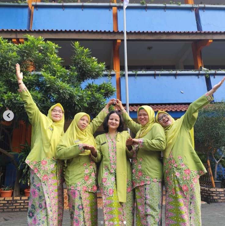 Foto Bersama Para Ibu Guru SDN Karang Anyar 07 Petang
